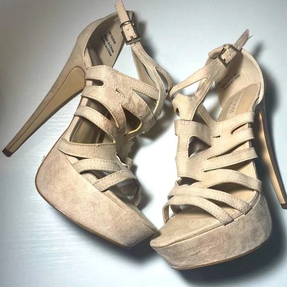 HP✨Nude Heels - Picture 1 of 6